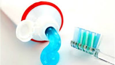 منها تنظيف الأظافر والمكواة.. أغرب استخدامات «معجون الأسنان»