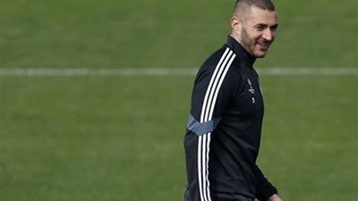 جماهير فرنسا تطالب باستبعاد بنزيمة من اليورو  