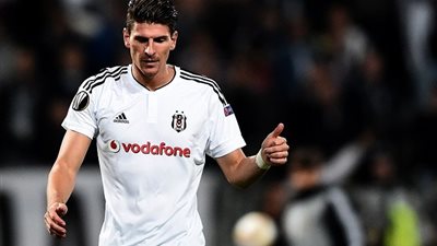 ماريو جوميز يقود هجوم بشكتاش أمام فنربخشة في قمة الدوري التركي الممتاز