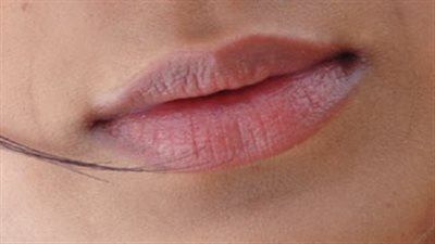 منها الشوفان والطماطم .. 4 وصفات فعالة للتخلص من الاسمرار حول الفم 