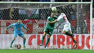 إشبيلية يهزم إيبار بهدف لورينتي في الليجا الإسبانية 