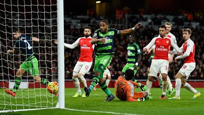 آرسنال (النني)يخسر أمام سوانزي بهدفين مقابل .. ويواصل نزيف النقاط بالبريميرليج