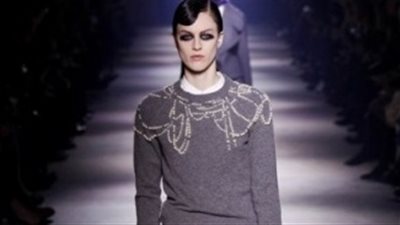 بالصور.. مجموعة رائعة من تصميمات «Dries Van Noten» في أسبوع الموضة بـ «باريس»