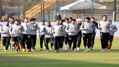 لاعبو «الأهلي» يشاهدون مباراة «آرسنال» قبل المحاضرة الفنية