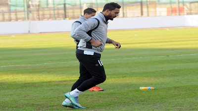 مسعد عوض  يغادر معكسر الأهلي بسبب مرض زوجته 