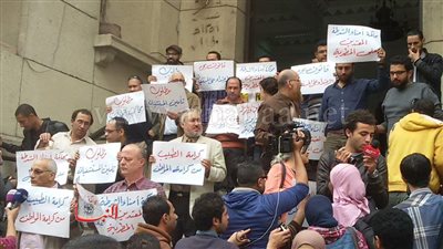 بالصور.. وقفة احتجاجية للمحامين أمام النقابة لسحب الثقة من «سامح عاشور»