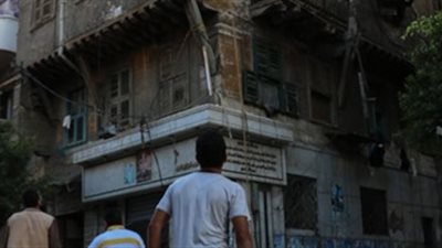عقار «آيل للسقوط» يثير الذعر في «المحلة» 