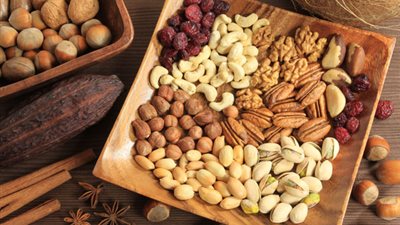 فوائد ذهبية لـ «الفراولة والمكسرات» في تحسين «المزاج»