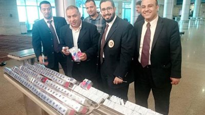 بالصور.. إحباط تهريب أدوية بقيمة 300 ألف جنيه بحوزة راكبة بمطار القاهرة
