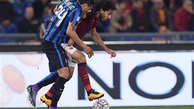 روما (صلاح) يتعادل مع الإنتر بهدف لكل منهما في ديربي الكالتشيو 