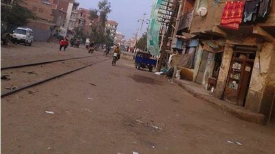 قضبان القطار تخترق شوارع 