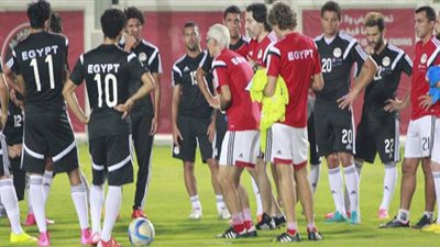 هيكتور كوبر يطالب اللاعبين بتكرار تجربة الثلاثى المحترف