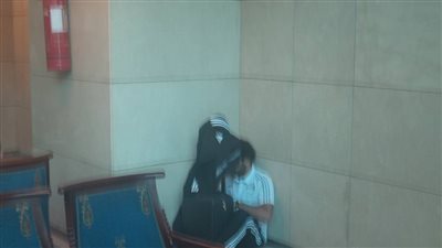 بالصورة:محمد صلاح يختبيء من الجميع  في المطار قبل السفر لنيجيريا