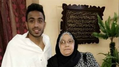 كهربا يؤدي مناسك العمره بصحبة والدته