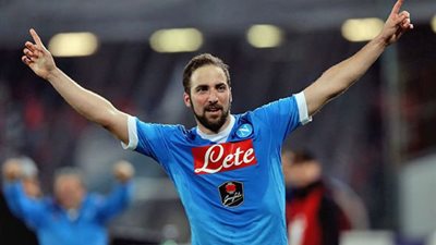 نابولى يدرس إغراء هيجواين بالاعلى أجرًا فى الكالتشيو للبقاء مع الفريق