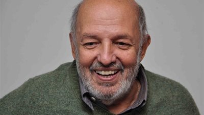 «محمد خان» يُقلع عن التدخين نهائيًا بعد تدهور حالته الصحية 