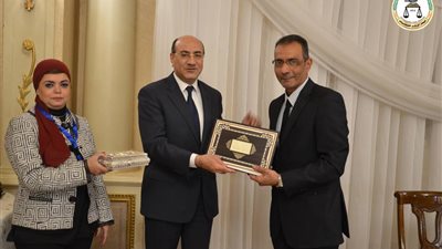 بالصور.. رئيس « المركزي للمحاسبات » يكرم زوجة الراحل هشام بركات 